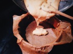 Ricetta ciambella alla ricotta e gocce di cioccolato versare il composto nella teglia