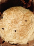 Ingredienti Ricetta Pentagrammi di farina ciambella gluten free di riso nocciole intere e cioccolato fondente versare su una tortiera e spolverare con zucchero di canna