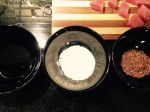 Ricetta tonno fresco panato in salsa di soia e con semi di sesamo 3 ciotole con farina salsa di soia e sesamo e tagliamo il tonno a tocchetti