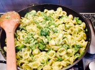 Orecchiette con i broccoli, broccoli e orecchiette ripassati in padella con aglio peperoncino e parmigiano