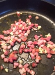 Fettuccine aromatizzate al tartufo con pancetta e funghi, soffritto aglio olio e pancetta
