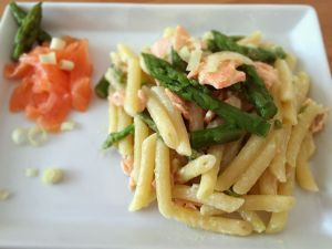 Pasta con salmone e asparagi