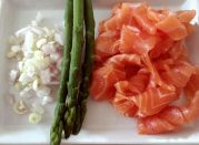 Pasta con salmone e asparagi, scalogno asparagi e salmone